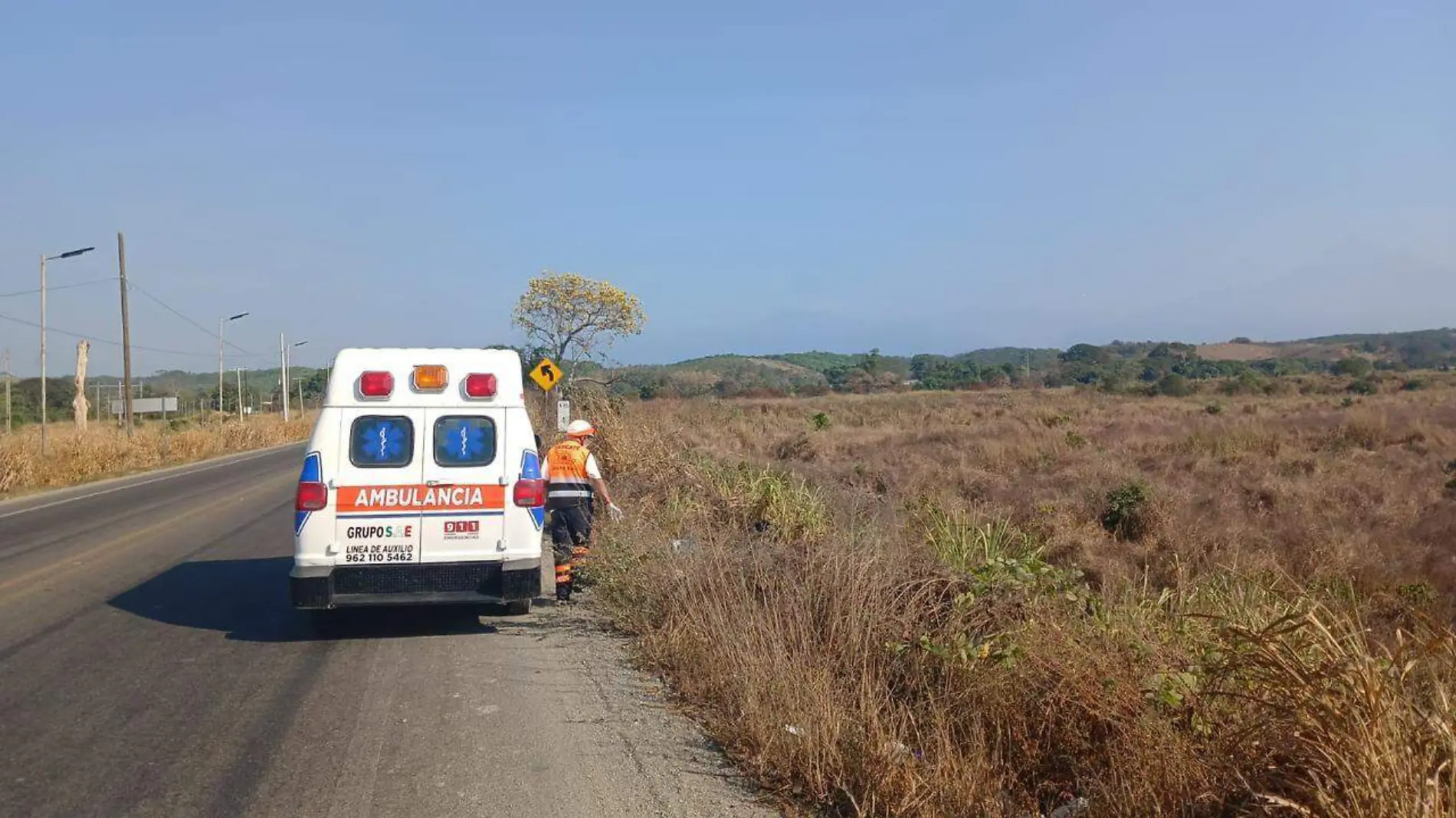 paramedico y ambulancia 